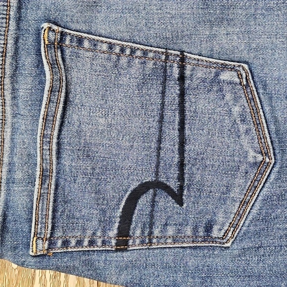 American Eagle Super Stretch Medium Wash Distressed Denim Frayed Hem Mini Skirt - Picture 9 of 15